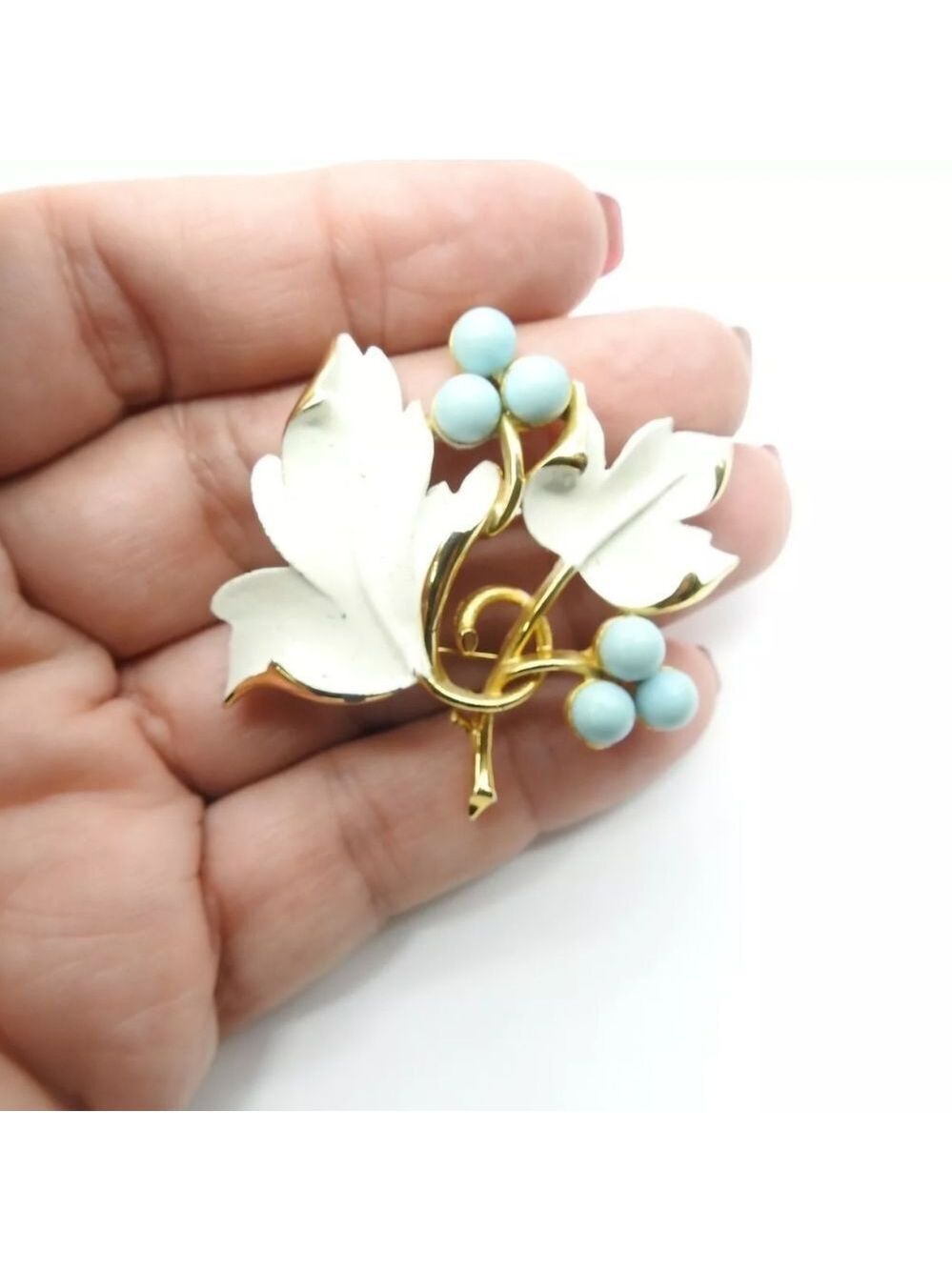 1967 Sarah Coventry White Enamel Blue Beaded Grapevine Brooch EUC 1 7/8×1 7/8" - Picture 13 of 13